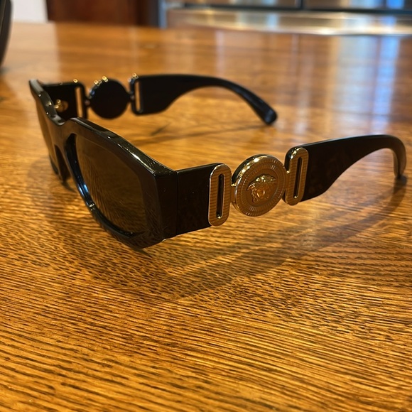 Versace Medusa sunglasses gold hardware - Picture 2 of 9